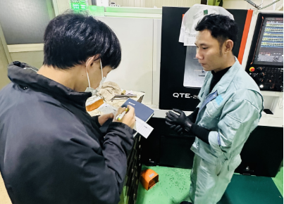 部署内でコミュニケーション。1人1人の製作状況などをしっかり把握します。