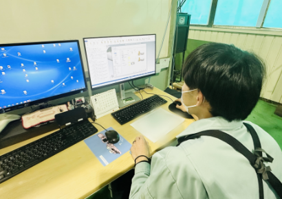 プログラミング作業。機械にいれる加工用データを３Dモデルをもとにプログラミングします。