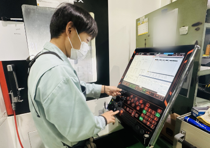 旋盤加工。午前中に行った作業データをもとに、ミスがないよう確認しながら加工します。