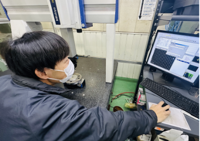 検査作業。15時からの20分休憩を挟んで今日の業務も終盤に入ってきます。指示通りの公差に入っているか検査します。